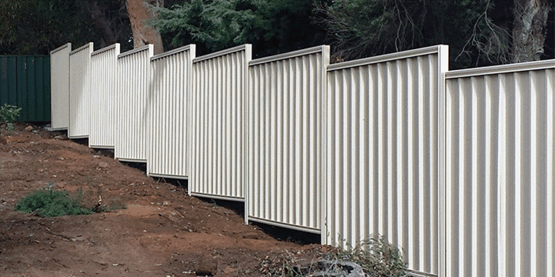 Установка металлического забора на склоне: особенности и этапы монтажа