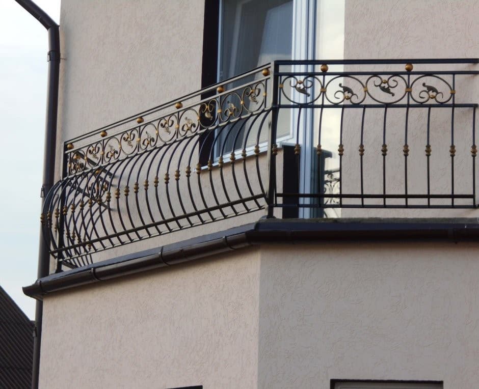 Как преобразить балкон с помощью металлических ограждений?
