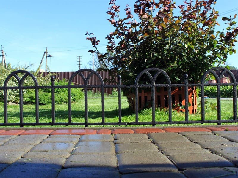 Как преобразить сад с помощью металлических газонных ограждений?