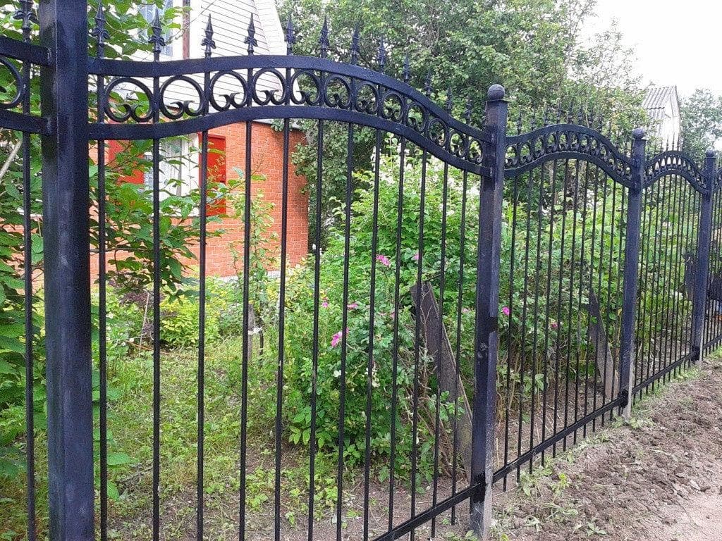 Установка кованых заборов на нестабильном грунте